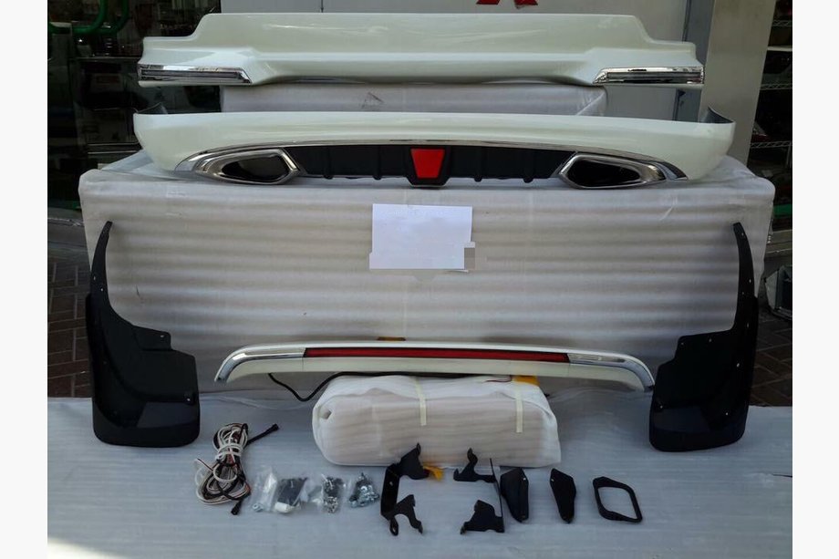 Toyota Land Cruiser 200 2007–2021 Korisarja 2012-2015 (LC15) Valkoinen väri Kuva 2