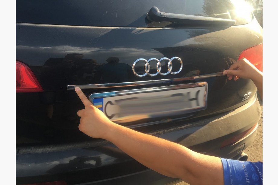 Audi Q7 2005–2015 Kromilista rekisterikilven yläpuolelle Carmos (ruostumaton teräs) Image
