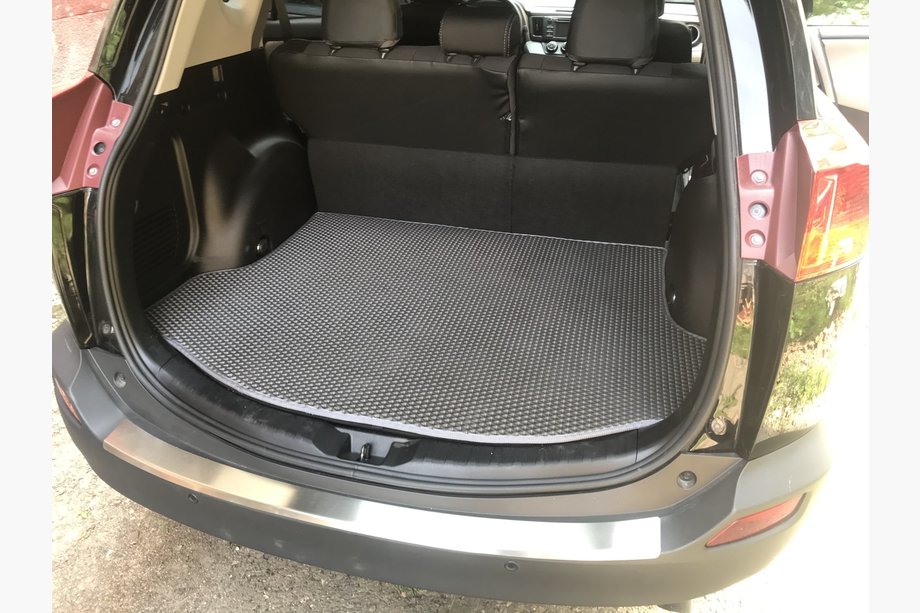 Toyota Rav 4 2013–2018 Tavaratilan matto tilapäisvararenkaalle (EVA, musta) Kuva 1