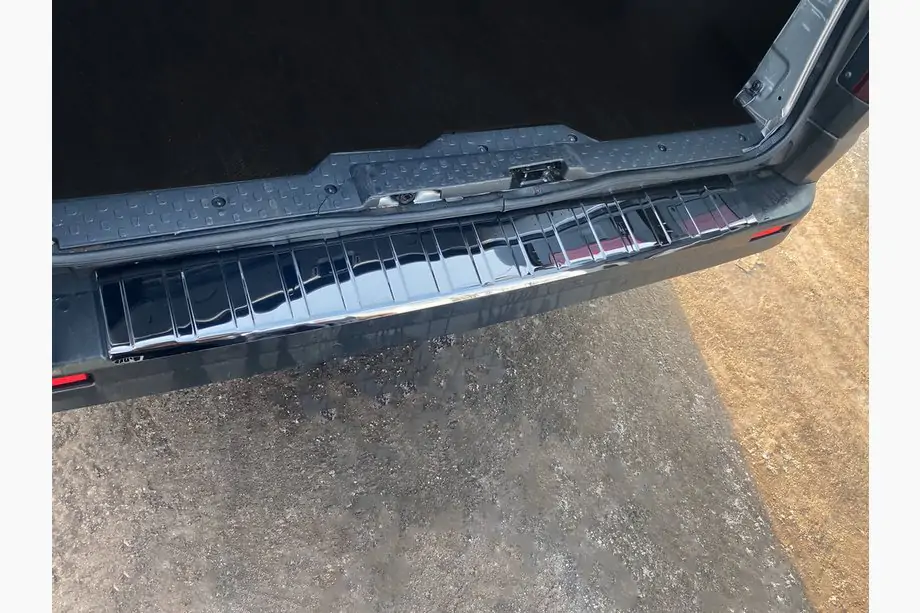 Opel Vivaro 2015–2019 Takapuskurin suojalista, musta kromi (RST) Image