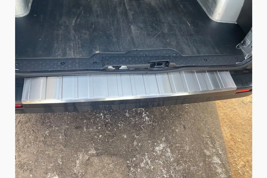 Renault Trafic 2015– OmsaLine takapuskurin suojalista (RST) Kuva 3