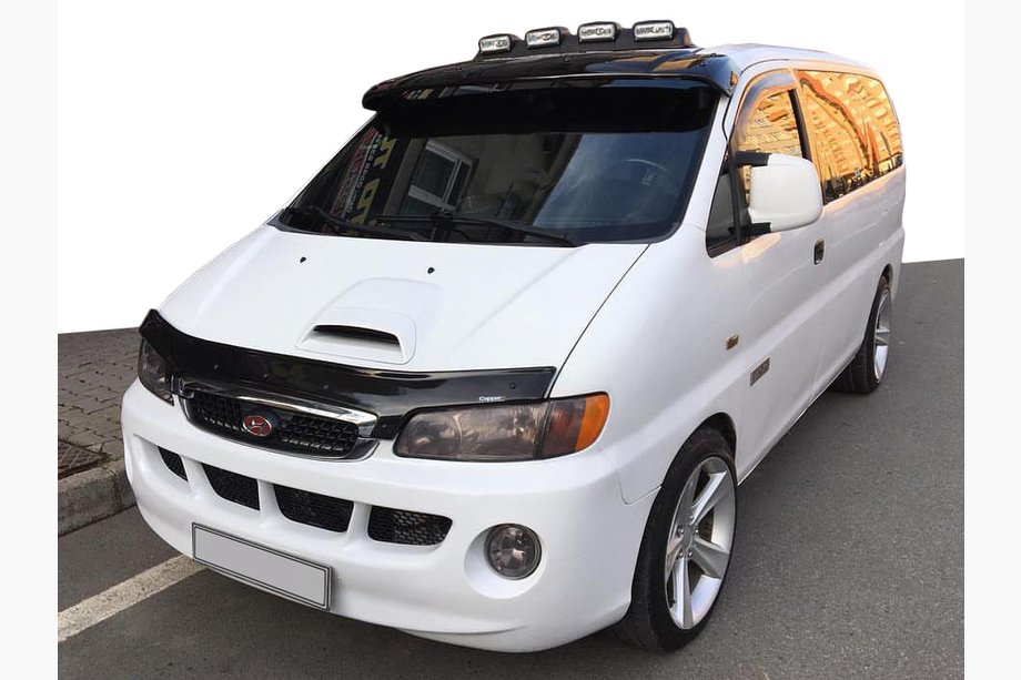 Hyundai H200, H1, Starex 1998–2007 Tuulilasin visiiri (kiiltomusta, 5 mm) Image