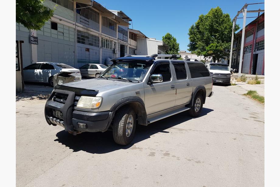 Nissan NP300 1999–2015 Tuulilasin visiiri (kiiltomusta, 5 mm) Image