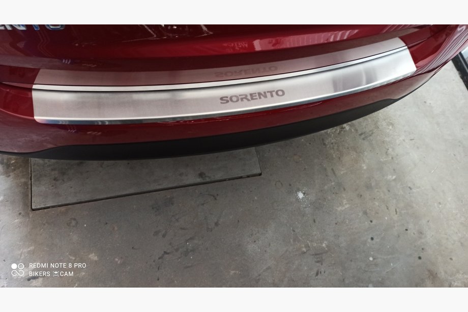 Kia Sorento II XM 2009–2014 Takapuskurin suojalista taivutetulla reunalla Nataniko (ruostumaton teräs) Image