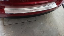 Kia Sorento II XM 2009–2014 Takapuskurin suojalista taivutetulla reunalla Nataniko (ruostumaton teräs) kuva 1