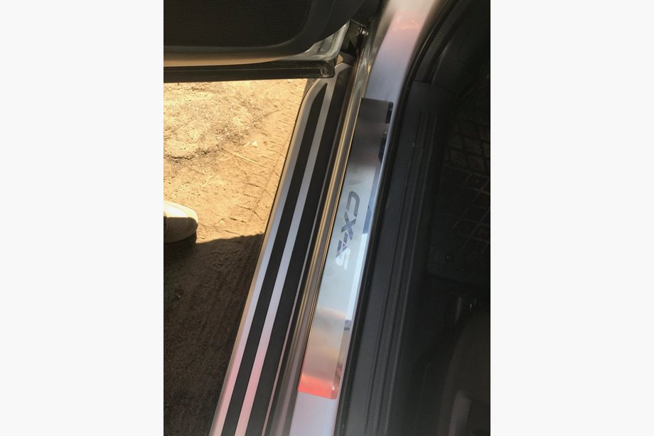 Mazda CX-5 2017–2025 Nataniko ovikynnyslistat (4 kpl, ruostumaton teräs) Vakio – Lohmann-teippi, 0,5 mm Image