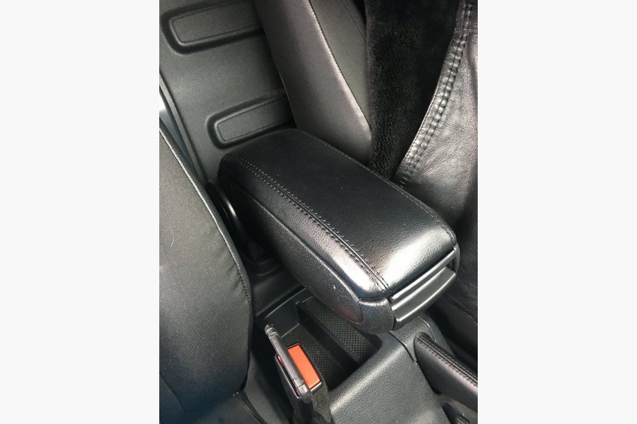 Volkswagen Caddy 2010–2015 Käsinoja V1 (mukitelineeseen) Image