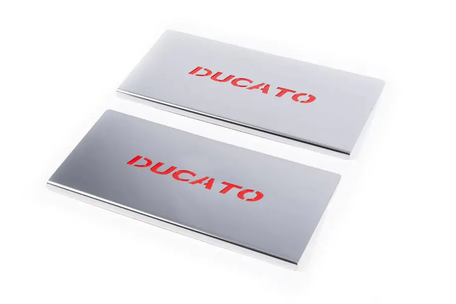 Fiat Ducato 2006–2025 Punaiset sisäkynnyslistat (2 kpl, ruostumaton teräs) Image