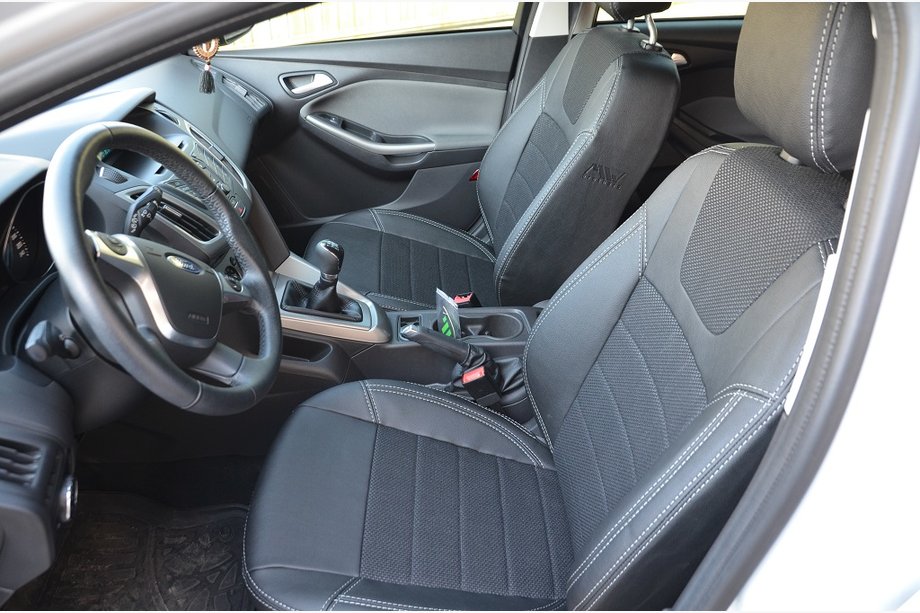 Ford Focus III 2011–2017 Mallikohtaiset keinonahkaiset istuinsuojat Brothers Dynamic Image