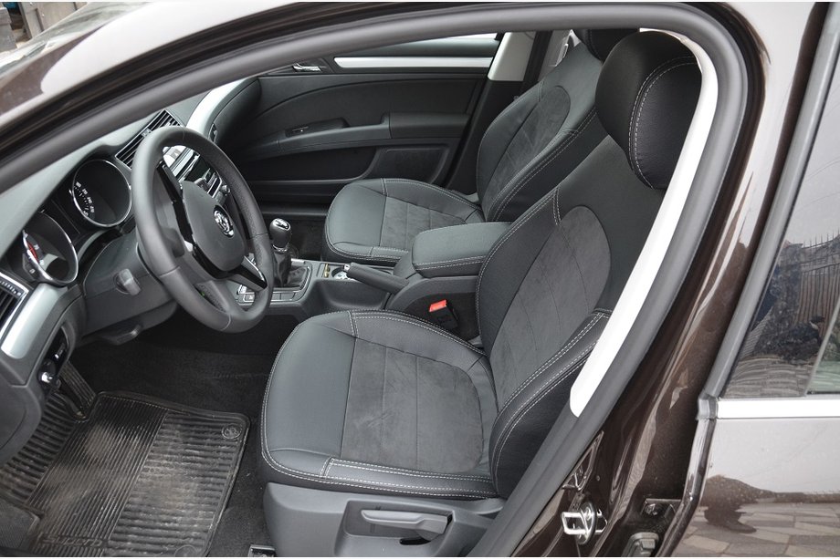 Skoda Superb 2009–2015 Istuinsuojasarja (2013↗, eko-nahka/Alcantara, Elite) Image