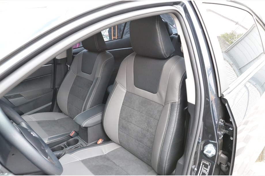 Toyota Corolla 2013–2019 Istuinsuojat Elite (keinonahka + Alcantara-jäljitelmä) Image