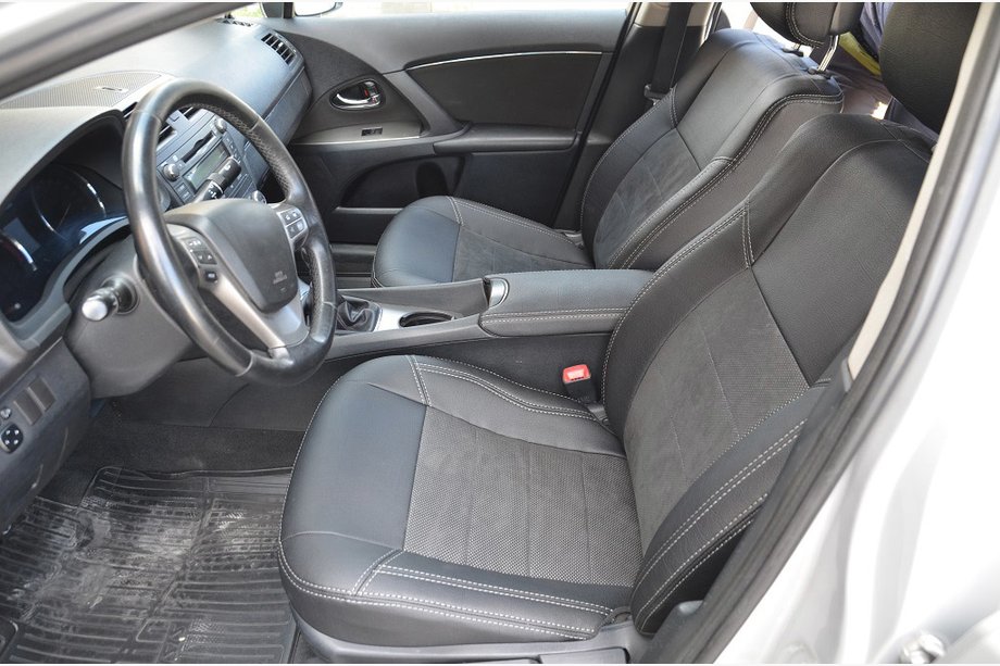Toyota Avensis 2009–2018 Auton istuinsuojat (keinonahka / Alcantara-korvike) Image
