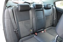 Toyota Avensis 2009–2018 Auton istuinsuojat (keinonahka / Alcantara-korvike) kuva 3