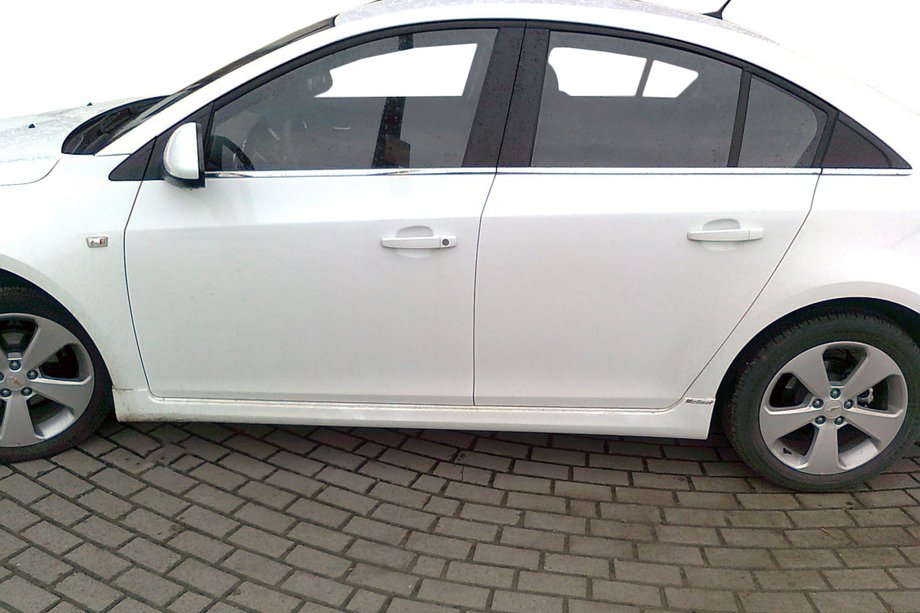 Chevrolet Cruze 2009–2015 Tuning-sivuhelmat SD (Meliset, maalattavaksi) Image