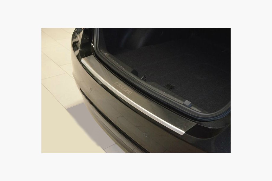 Chevrolet Cruze 2009–2015 Takapuskurin suojalista taivutetulla reunalla Nataniko (ruostumaton teräs) Viistoperä Image