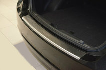 Chevrolet Cruze 2009–2015 Takapuskurin suojalista taivutetulla reunalla Nataniko (ruostumaton teräs) Viistoperä kuva 1