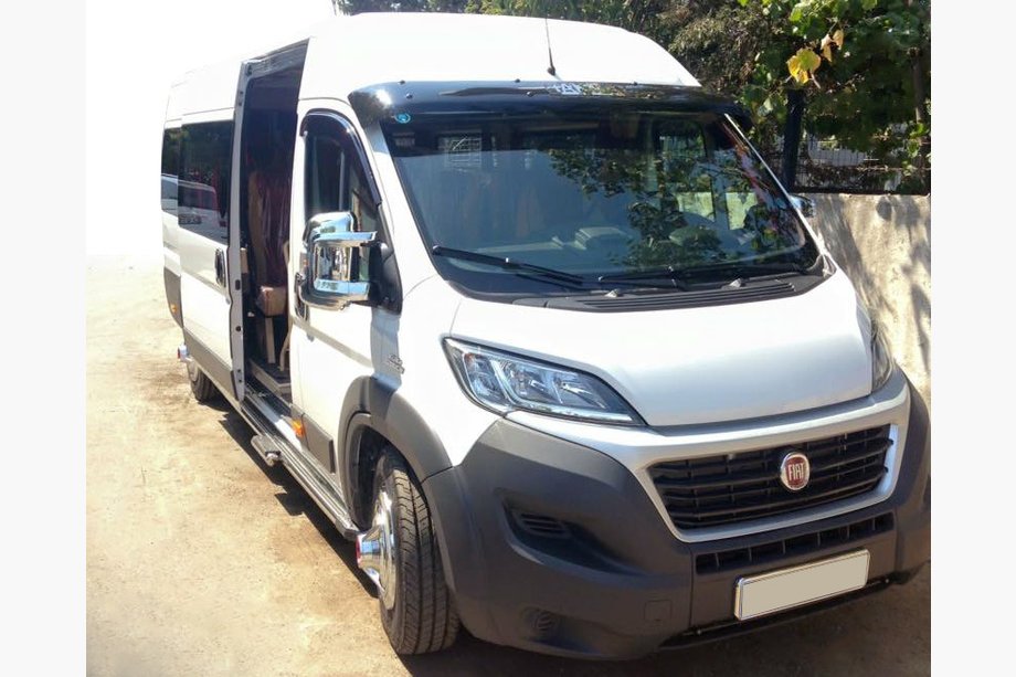 Fiat Ducato 2006–2025 Tuulilasin visiiri (kiiltomusta, 5 mm) Image
