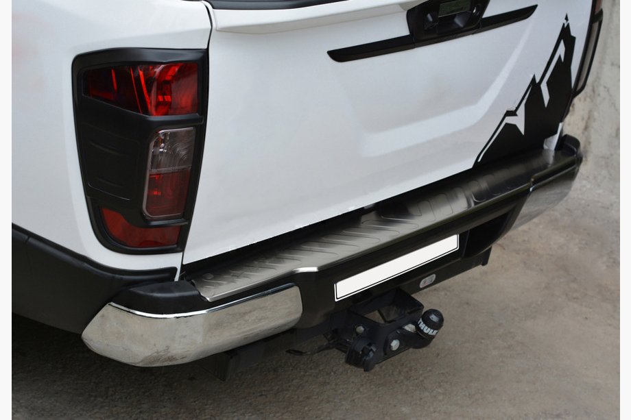 Nissan Navara/NP300 2016– Takapuskurin suojalista (RST) Image