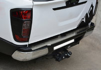 Nissan Navara/NP300 2016– Takapuskurin suojalista (RST) kuva 1