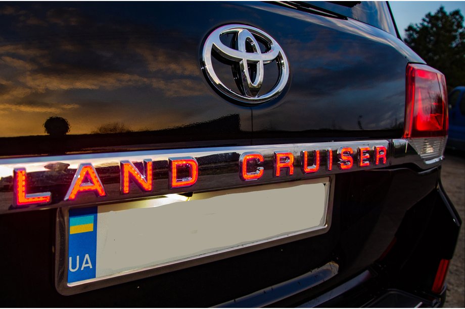 Toyota Land Cruiser 200 2007–2021 LED-lista rekisterikilven yläpuolelle (2016+) Image