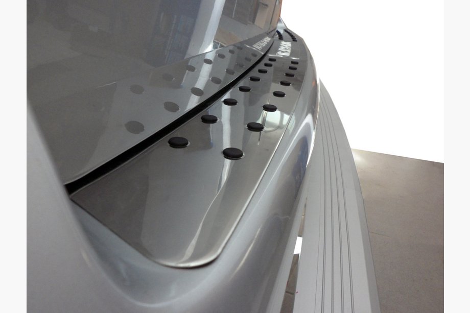 Volkswagen T5 Caravelle 2004–2010 Takapuskurin suojalista mustilla insertteillä (RST) Image