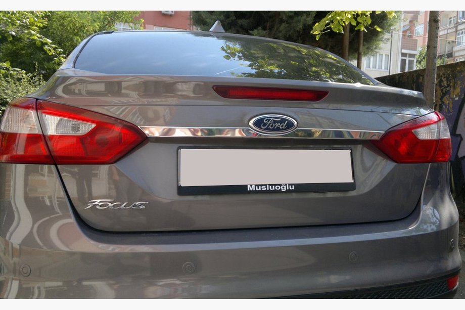 Ford Focus III 2011–2017 Leveä rekisterikilven ylälista (ruostumaton teräs) Image
