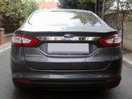 Ford Mondeo 2014–2022 Kromilista rekisterikilven yläpuolelle (ruostumaton teräs) kuva 1