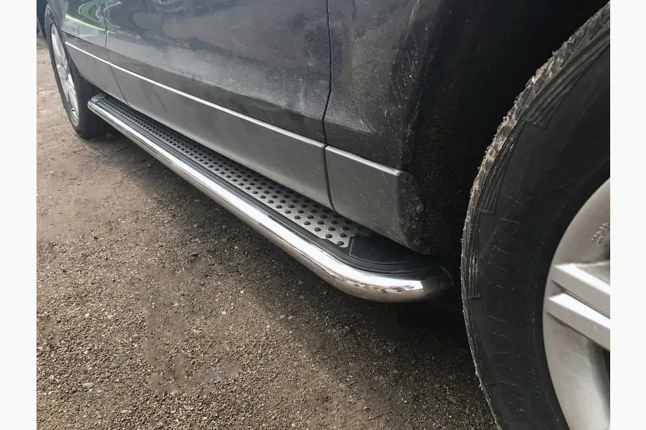 Audi Q7 2005–2015 Maydos V2 sivuportaat (2 kpl, alumiini ↗ ruostumaton teräs) Image