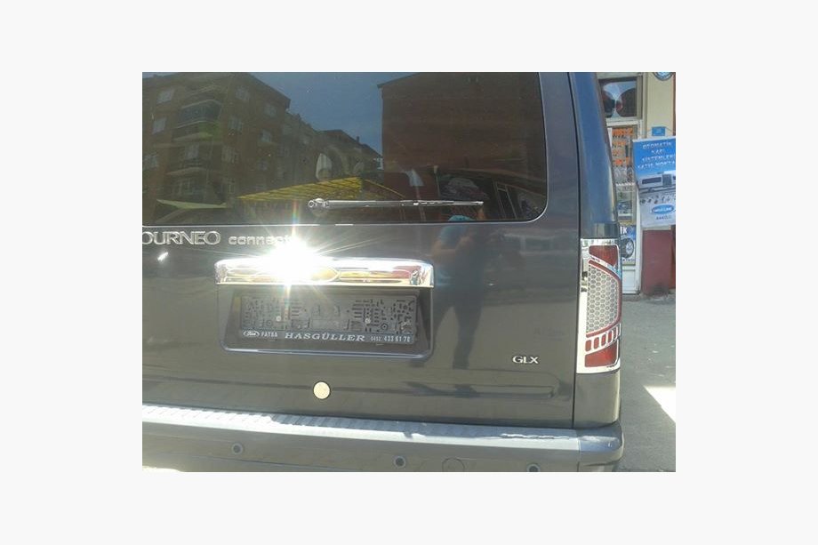 Ford Connect 2010–2013 Kromilista rekisterikilven yläpuolelle (asennus alkuperäiseen, ruostumaton teräs) OmsaLine – italialainen ruostumaton teräs Kuva 4