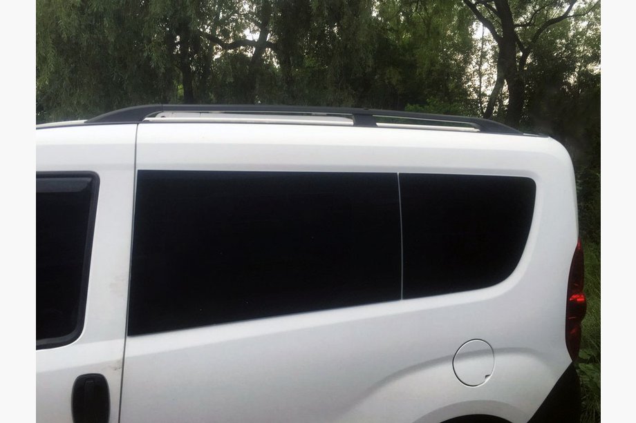 Opel Combo 2012–2018 Mustat kattokaiteet Lyhyt, valurautaiset jalat Image