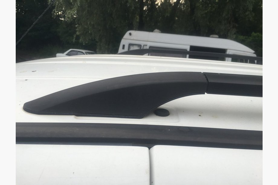 Fiat Doblo II 2010–2022 Mustat kattokaiteet Maxi, metalliset jalat Kuva 11