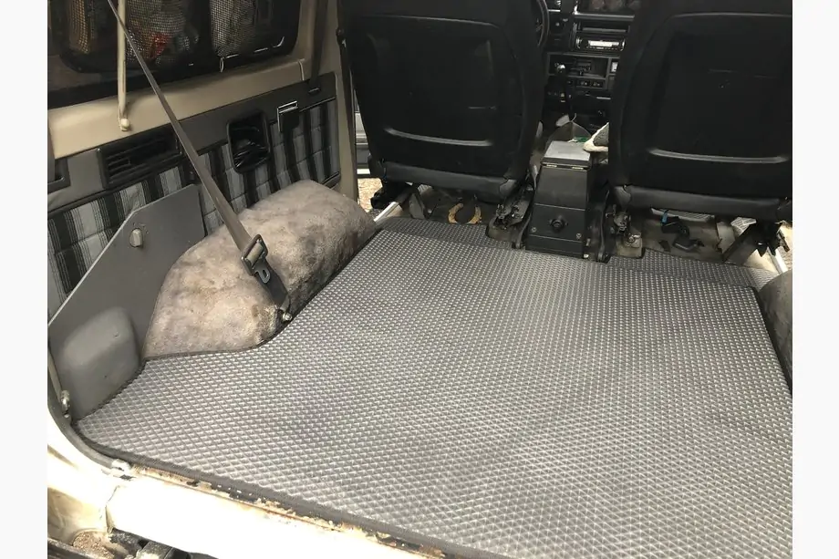 Toyota Land Cruiser 70 1984– Tavaratilan matto ilman takapenkkiä (EVA, musta) Image