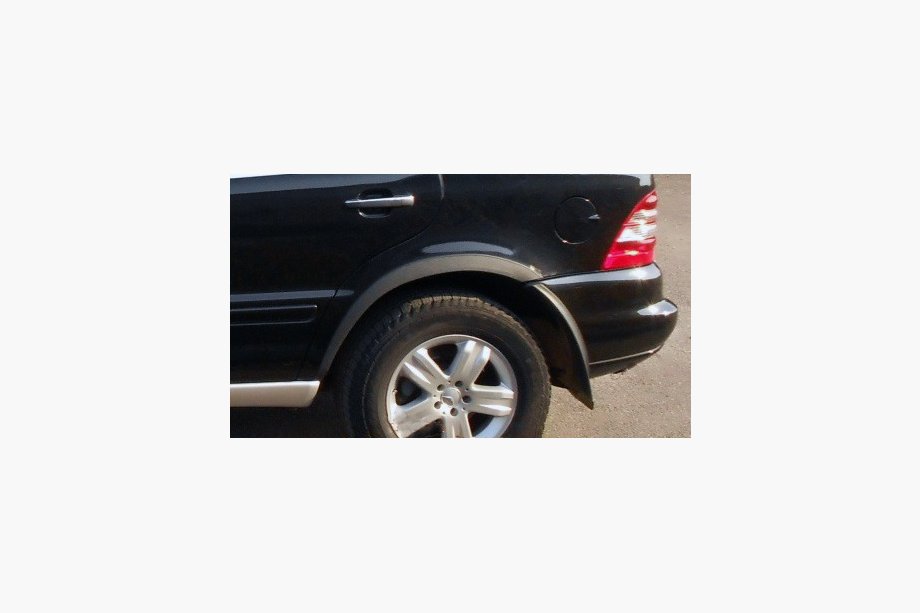 Mercedes ML W163 1997–2005 Pyöränkaarilistat (4 kpl, musta metalli) Image