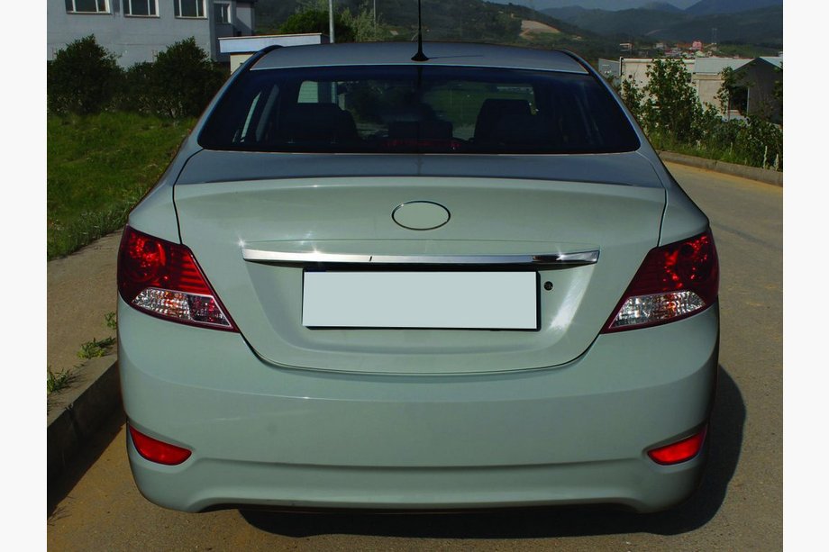 Hyundai Accent 2011–2017 Rekisterikilven ylälista (ruostumaton teräs) OmsaLine – italialainen ruostumaton teräs Image