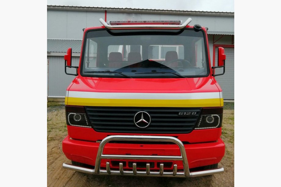 Mercedes T2 (507-814) 1967–1996 Karjapuskuri sivuraudoilla (ruostumaton teräs) Image