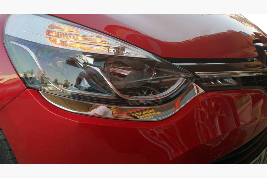 Renault Clio IV 2012–2019 Etulyhtyjen suojalistat (2 kpl, ruostumatonta terästä) Image