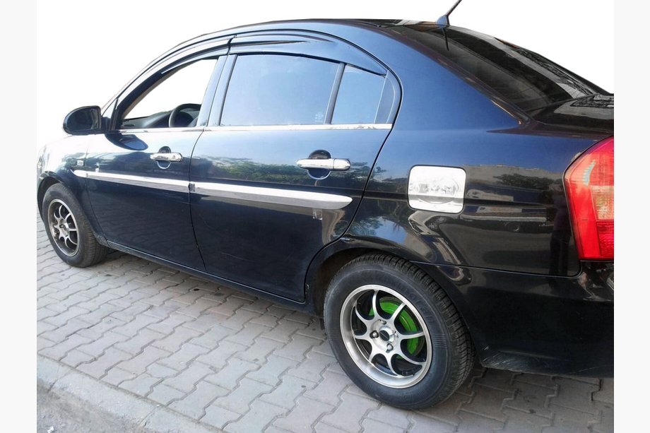 Hyundai Accent 2006–2010 Polttoaineluukun suojus OmsaLine (ruostumaton teräs) Image
