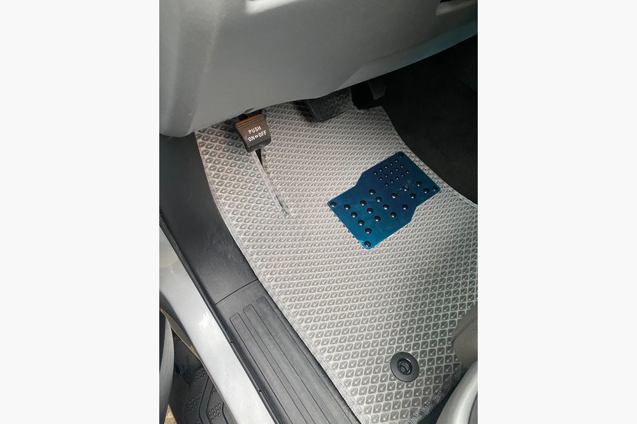 Toyota Sequoia 2007–2022 Polyuretaaniset automattosarjat, 3 riviä (EVA, harmaa) Image
