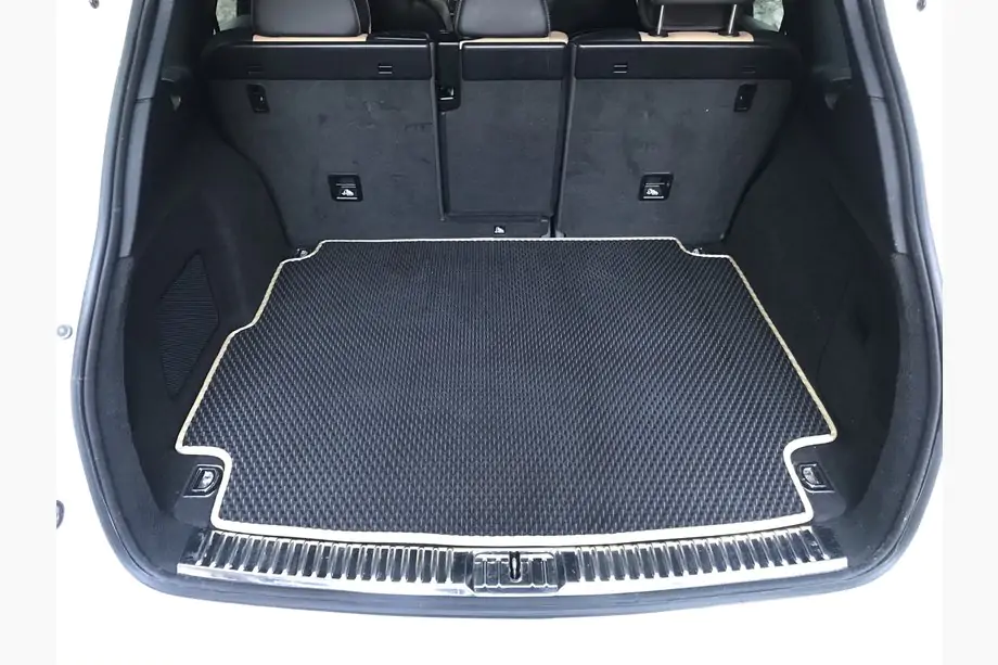 Porsche Cayenne 2010–2017 Tavaratilan matto subwooferilla (EVA, musta) Image