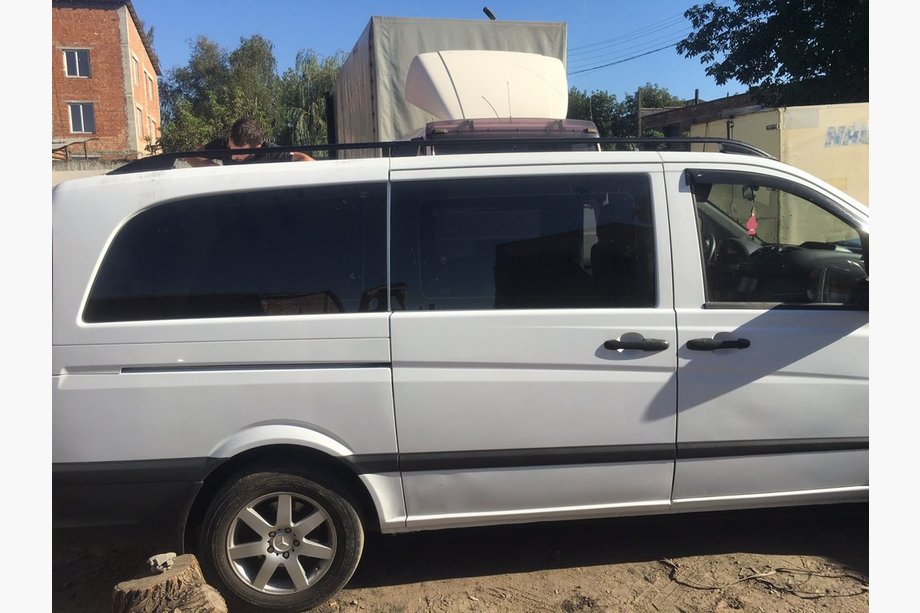 Mercedes Vito W639 2004–2014 Mustat kattokaiteet Skyport (täysmetalli) Lyhyt akseliväli (SHORT) Kuva 9