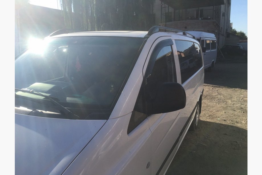 Mercedes Vito W639 2004–2014 Mustat kattokaiteet Skyport (täysmetalli) Lyhyt akseliväli (SHORT) Kuva 10