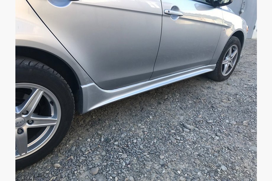 Mitsubishi Lancer X 2008– Sivuhelmat (2 kpl, maalattavaksi) Image