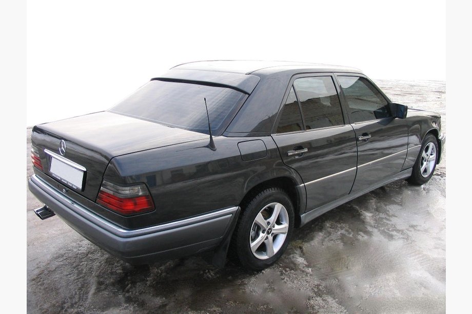 Mercedes E-class W124 1984–1997 Takalasispoileri (lasikuitu, maalattava) Image