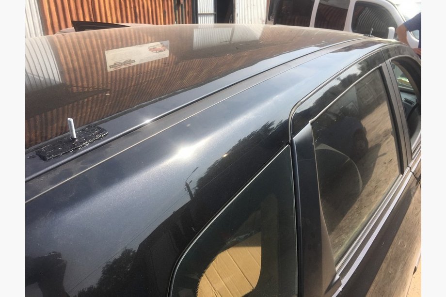 Nissan Qashqai 2010–2014 Mustat kattokaiteet (muovijalat) Muoviset jalat Kuva 3