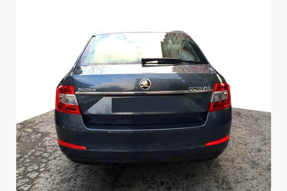 Skoda Octavia III A7 2013–2019 Kromilista rekisterikilven yläpuolelle (ruostumaton teräs) Image
