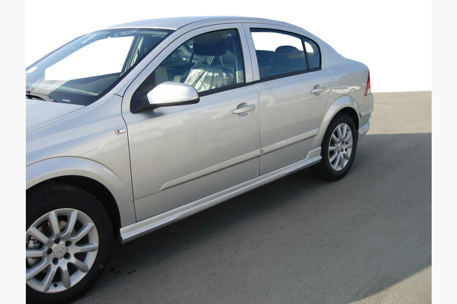 Opel Astra H 2004–2013 Sivuhelmat Sedan (maalattava) Image