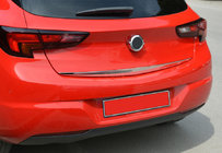 Opel Astra K 2016–2021 Takaluukun alareunan lista (HB, ruostumaton teräs) kuva 1