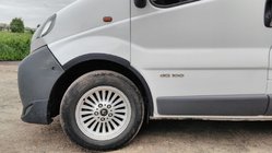 Renault Trafic 2001–2015 Pyöränkaarilistat (4 kpl, mustat) 2001-2007, musta metalli, etu + taka kuva 4