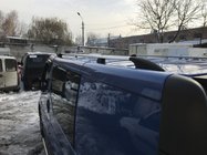 Opel Vivaro 2001–2015 Kromatut kattokaiteet Lyhyt, muoviset jalat kuva 3