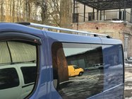 Opel Vivaro 2001–2015 Kromatut kattokaiteet Lyhyt, muoviset jalat kuva 6
